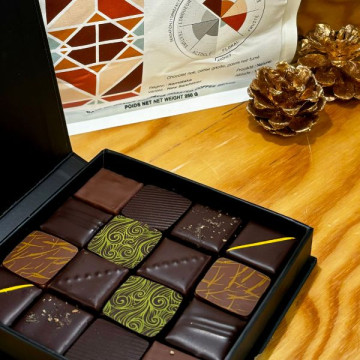 Coffret de chocolats amande,noisette & chocolat noir - Galeries Gourmandes
